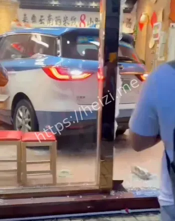 深圳福田区红花路女司机操作失误事故